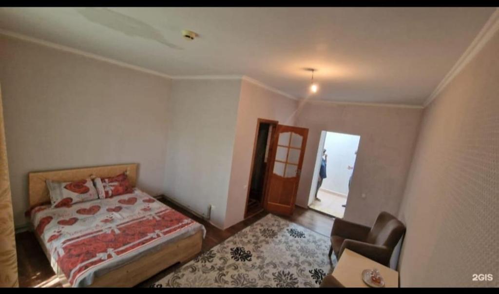 Ein Bett oder Betten in einem Zimmer der Unterkunft Азия Hotel
