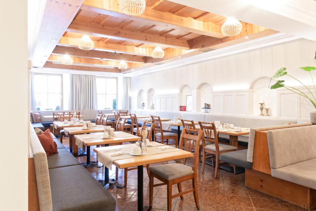Un restaurant sau alt loc unde se poate mânca la FrühstücksHotel Scharinger