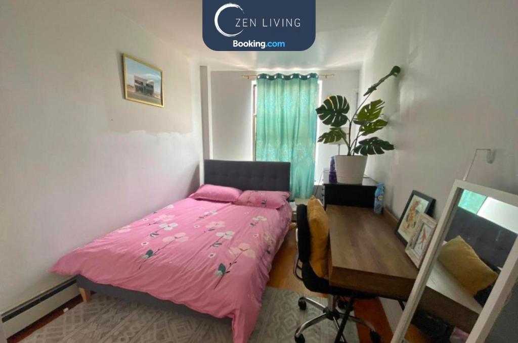 um quarto com uma cama rosa e uma secretária em #4 Travelers -Brooklyn - Private Room & Workspace - Shared Bath By Zen Living Short Term Rental em Brooklyn