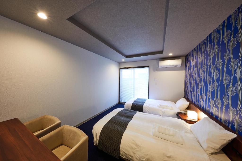 Cette chambre comprend un lit, un bureau et une fenêtre. dans l'établissement HOTEL SUHAANA, à Giommachi