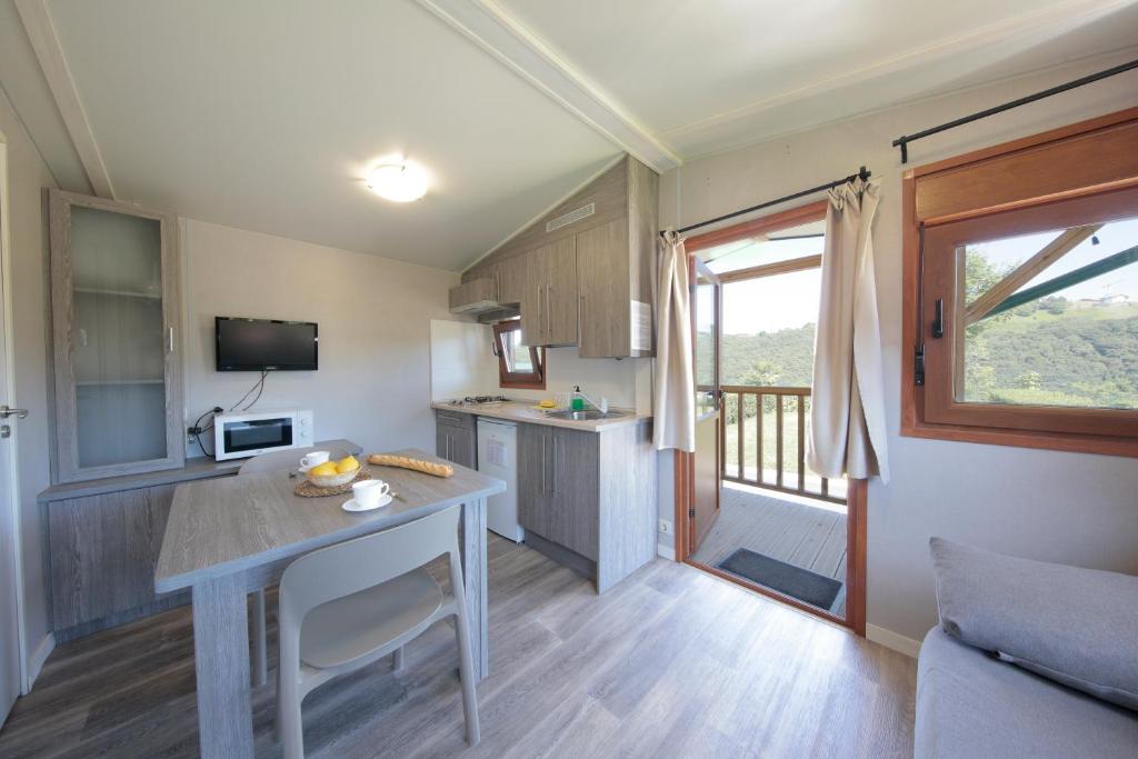 Una cocina o zona de cocina en Camping & Bungalows Zumaia