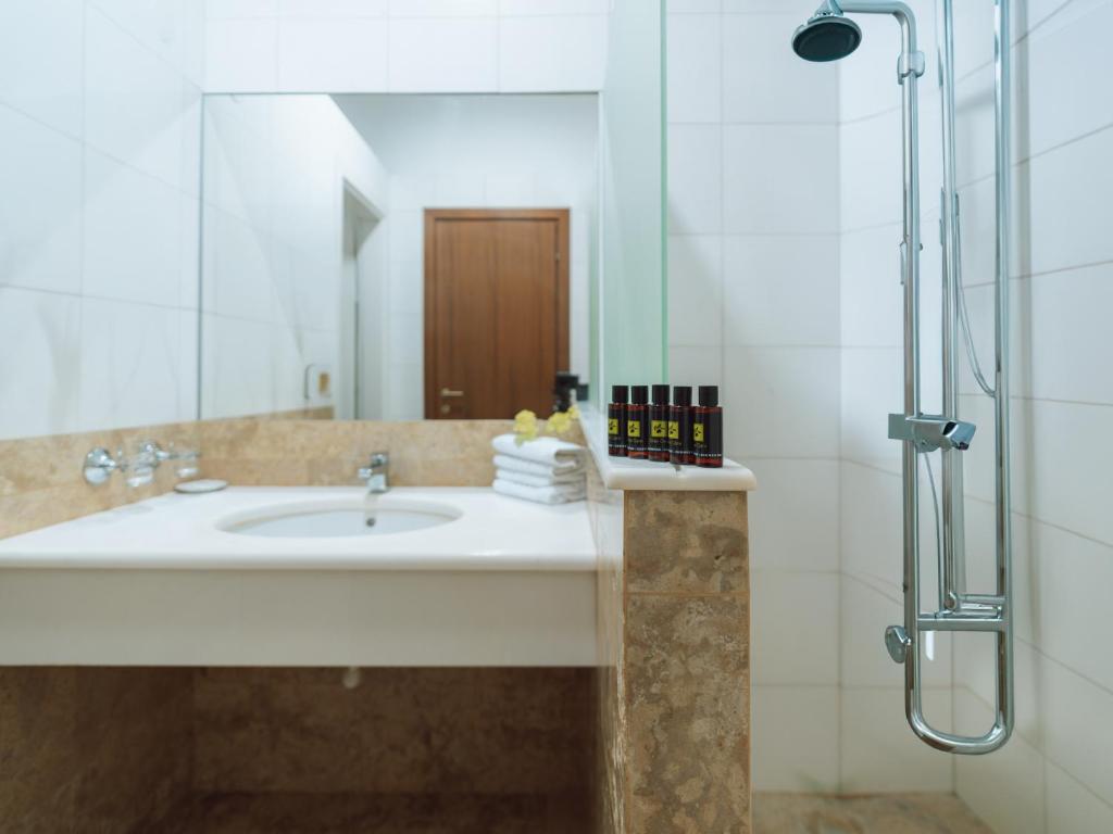 Koupelna v ubytování Dracos Hotel