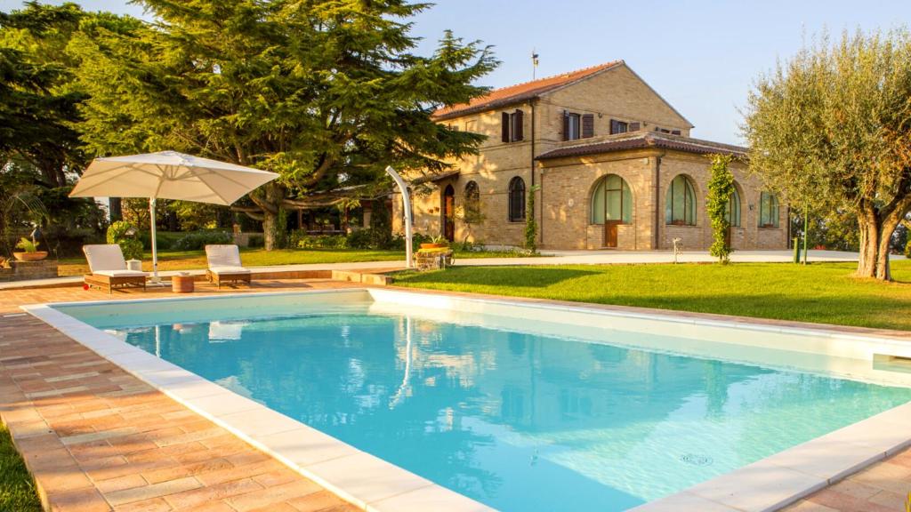 una piscina frente a una casa en Villa Deliziosa - Homelike Villas, en Potenza Picena