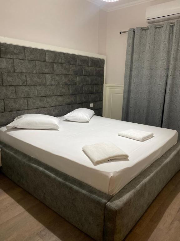 Postel nebo postele na pokoji v ubytování Apple Red Hotel
