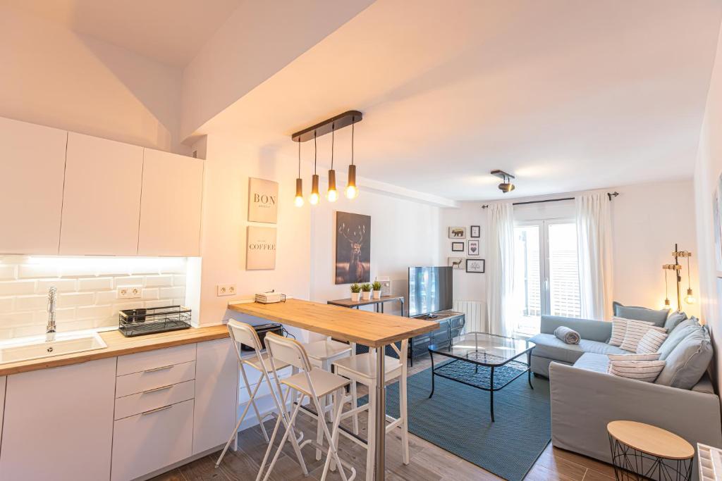 Suite Avalanch في سييرا نيفادا: مطبخ وغرفة معيشة مع طاولة وكراسي