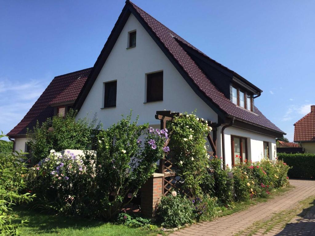 ein weißes Haus mit schwarzem Dach in der Unterkunft Ferienwohnungen Pachal in Prerow
