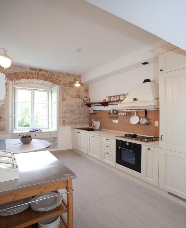 Stylish Theatre Apartments - 4