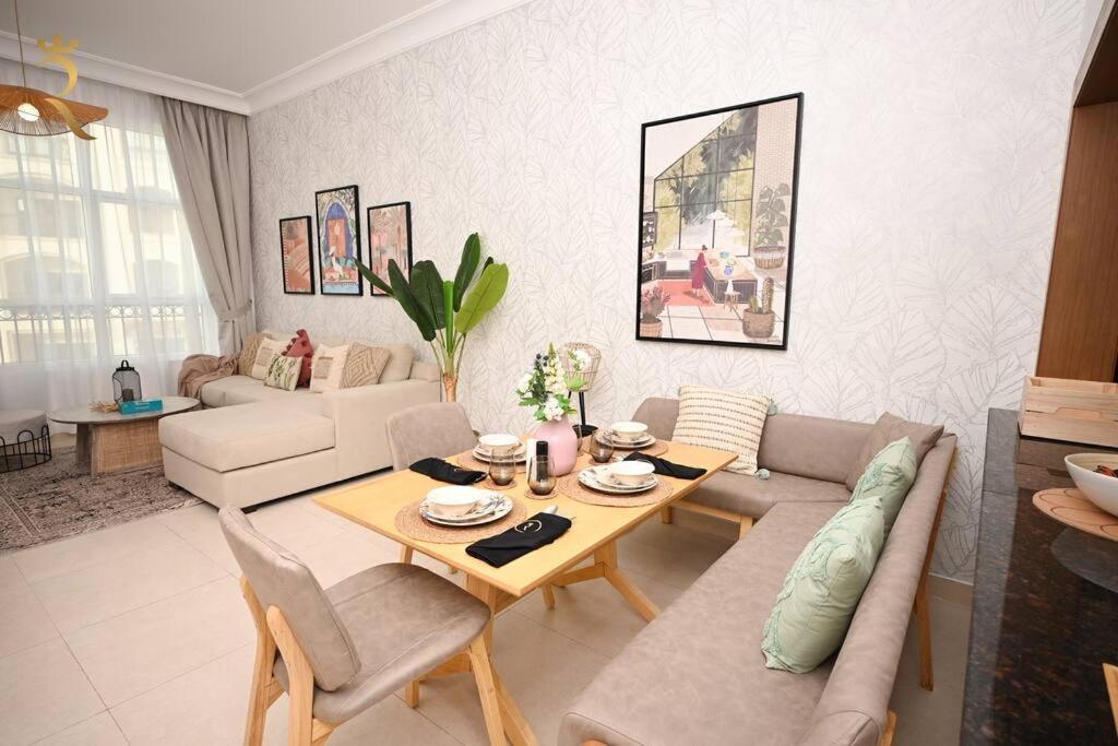 sala de estar con sofá y mesa en Yas Natura Bliss 1BR Apartment, en Abu Dabi