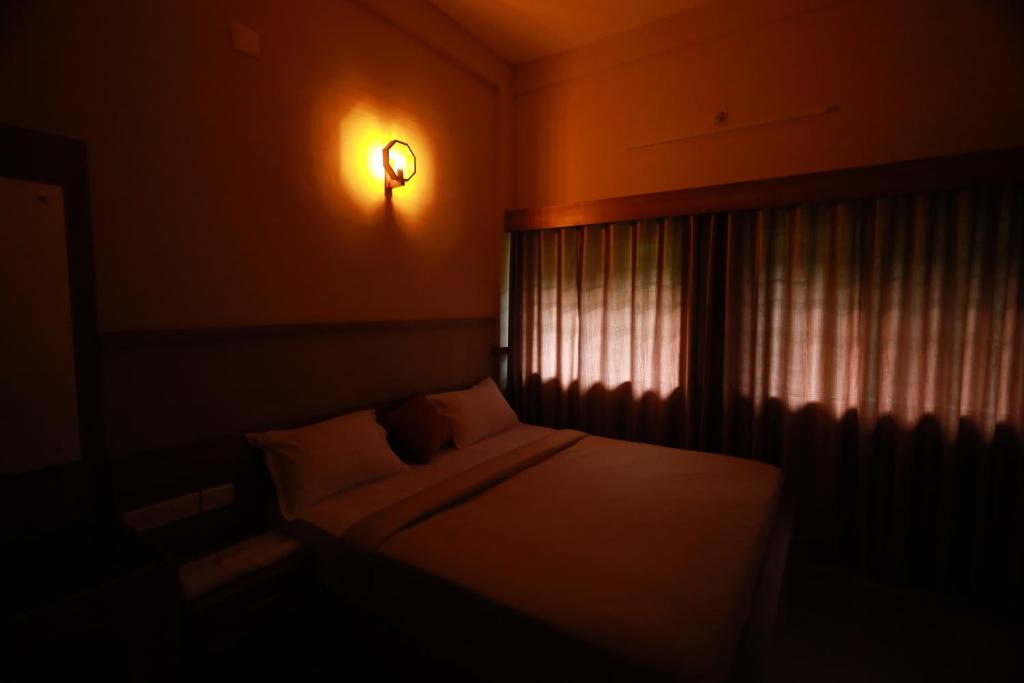 Postel nebo postele na pokoji v ubytování Haksons Residency