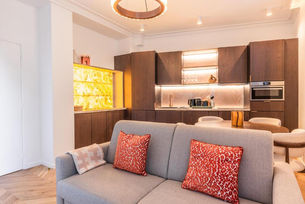 een woonkamer met een bank en een keuken bij Charming and Cosy apartment for 4 guests in Parijs