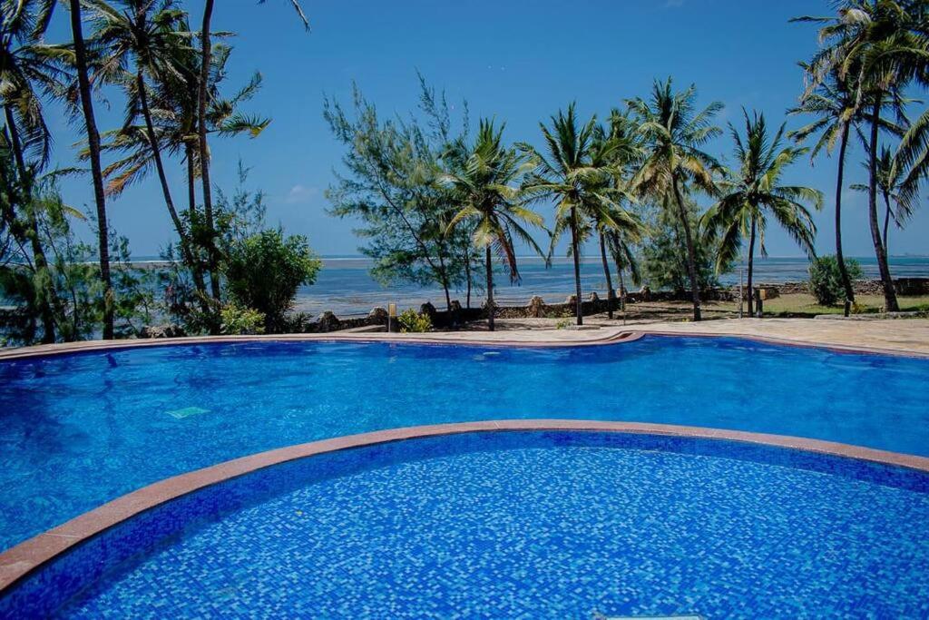 Bazén v ubytování Symphony Seafront House Mombasa nebo v jeho okolí