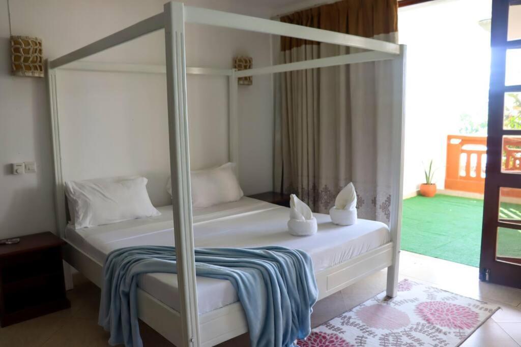 Postel nebo postele na pokoji v ubytování Symphony Seafront House Mombasa
