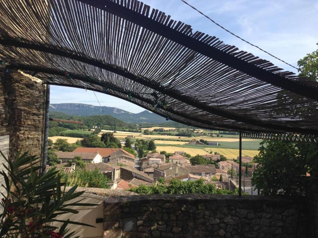 Blick auf ein Dorf von einem Haus mit einem Netz in der Unterkunft La Villa du bonheur in Puy-Saint-Martin