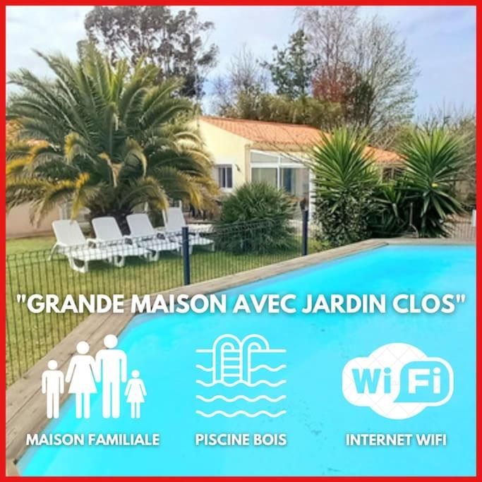 un panneau devant une maison avec piscine dans l'établissement 