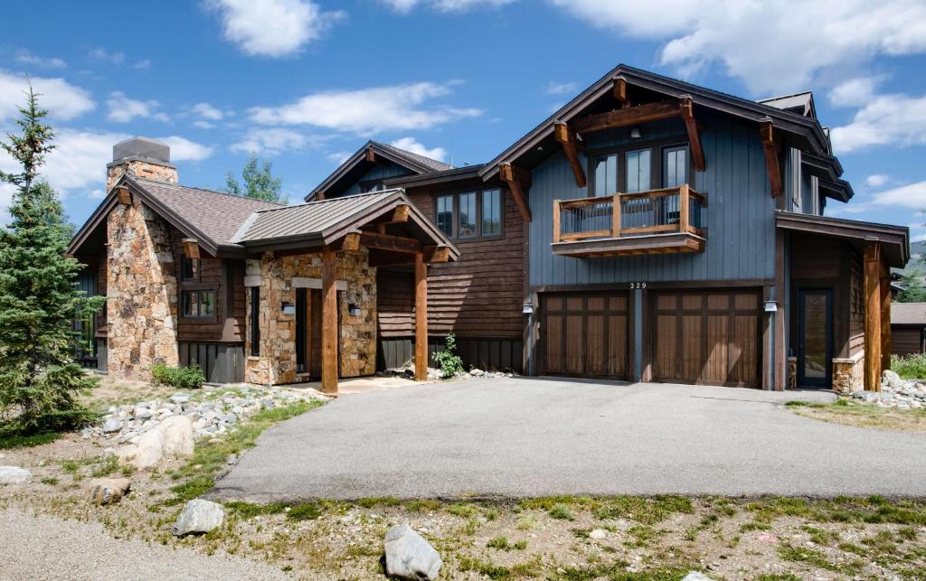 une maison en rondins sur mesure avec garage dans l'établissement The Shores Riverside Townhome: Peaceful Luxury, à Gold Hill