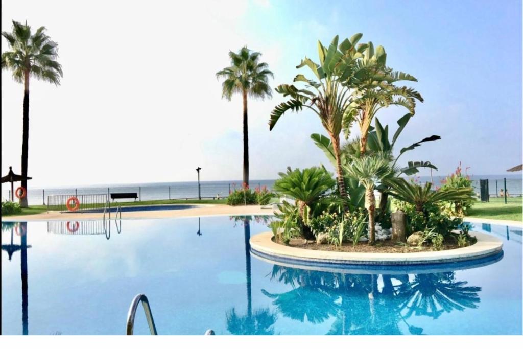 Bazén v ubytovaní MI CAPRICHO 2D BEACHFRONT- Apartment with sea view - Costa del Sol alebo v jeho blízkosti