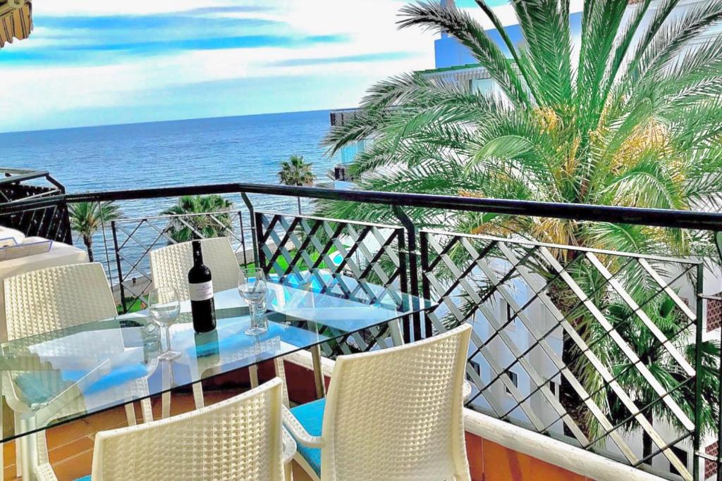 ミハス・コスタにあるMI CAPRICHO 2D BEACHFRONT- Apartment with sea view - Costa del Solの海を望むバルコニー(テーブル、椅子付)