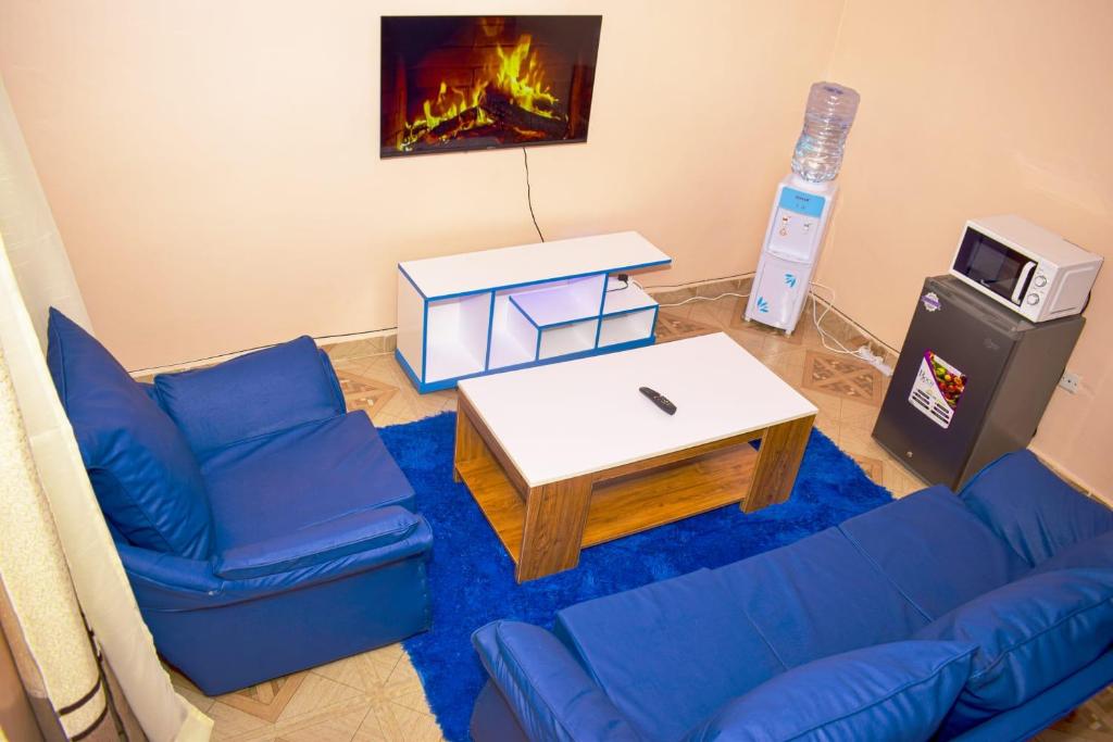Un televizor și/sau centru de divertisment la One bedroom Thika E4