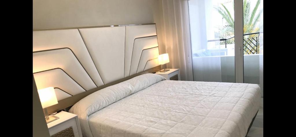 Posteľ alebo postele v izbe v ubytovaní MI CAPRICHO 2D BEACHFRONT- Apartment with sea view - Costa del Sol