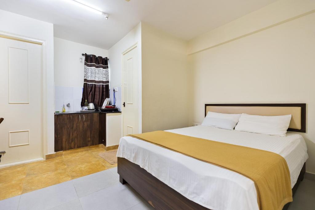 una camera con un grande letto e un bagno di Stayhome Classic a Bangalore