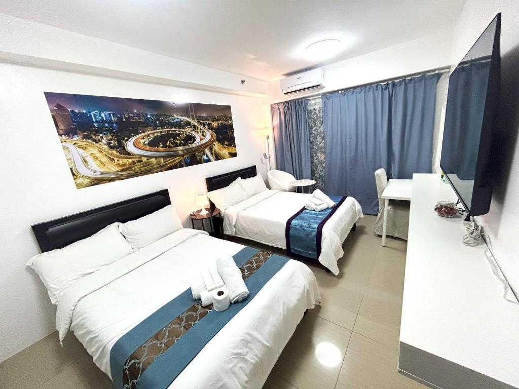 MOA Pasay 1156 Shore Residences Hotel Vibe Staycation tesisinde bir odada yatak veya yataklar