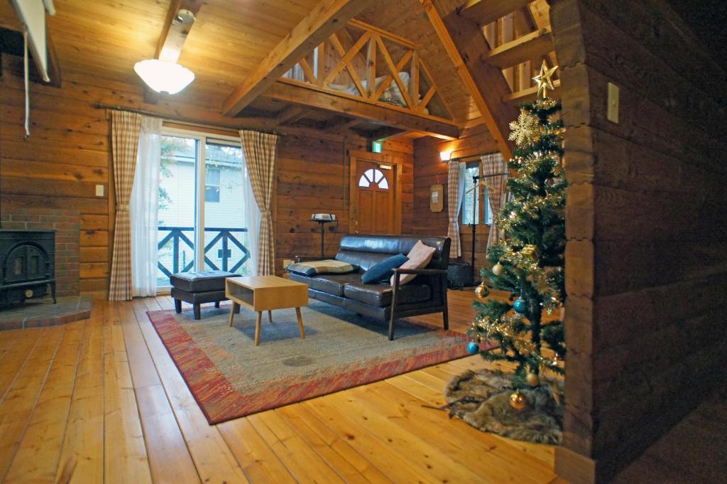 Posezení v ubytování HARUNA LODGE Private log house with starry sky from the skylight, fireplace, and spacious deck BBQ