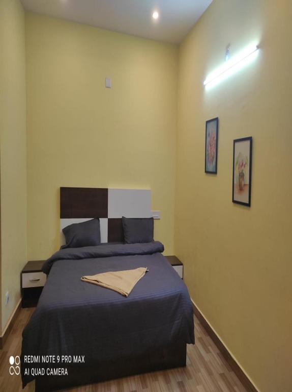 Postel nebo postele na pokoji v ubytování Jeru Homes