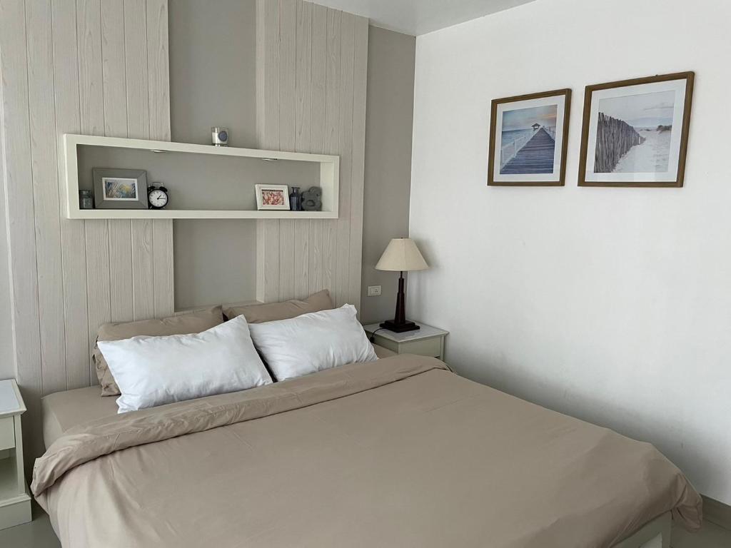 Postel nebo postele na pokoji v ubytování The Room Sansabai