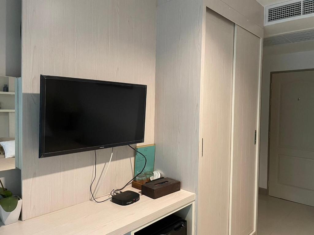 TV a/nebo společenská místnost v ubytování The Room Sansabai
