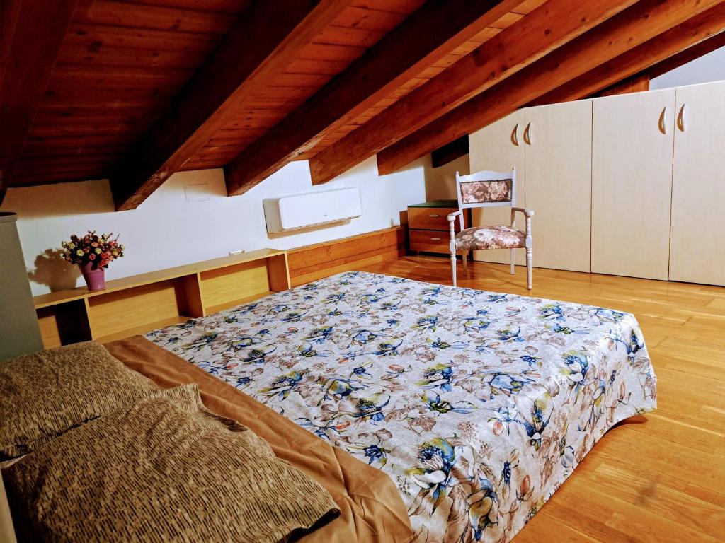 een slaapkamer met een bed en een stoel erin bij CASA FIORENTINI CESENATICO in Cesenatico