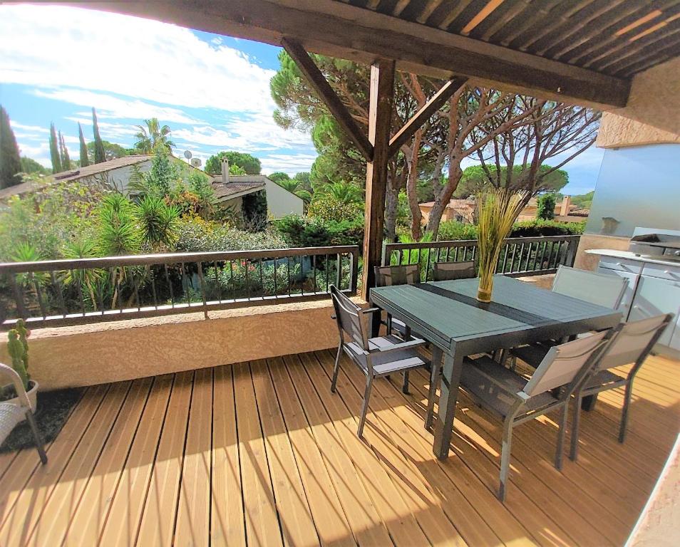 a patio with a table and chairs on a deck at T3 Duplex 65 m2 6 lits 2 SDB terrasse clim garage in Valescure