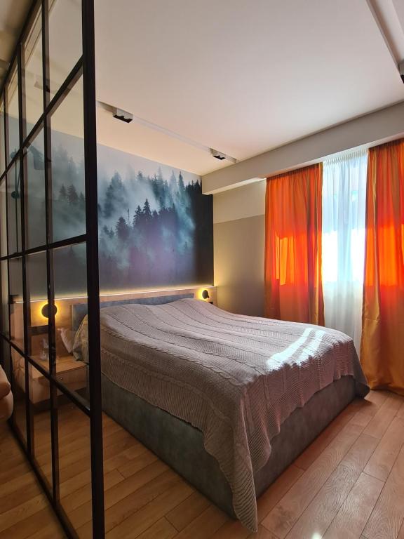 Un pat sau paturi într-o cameră la NEW Colorful Apartment at Gudaura Lift