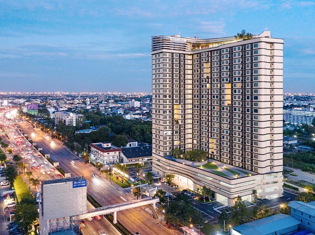 un edificio blanco alto en una ciudad con tráfico en Prach-Chewa BKK Kaset-Nawamin, en Bangkok