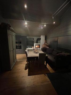 een woonkamer met een tafel en een bank bij Hovden in Hovden