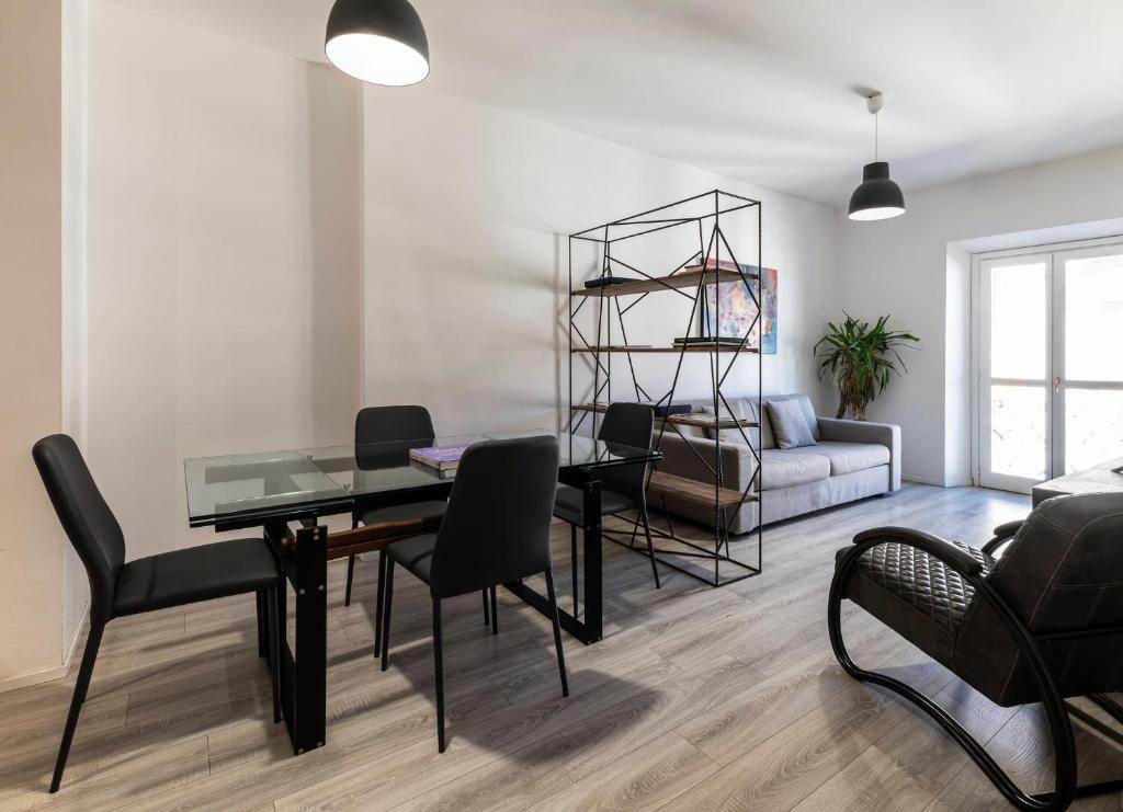 ein Wohnzimmer mit einem Tisch, Stühlen und einem Sofa in der Unterkunft Nice apartment in the heart of Porta Venezia in Mailand