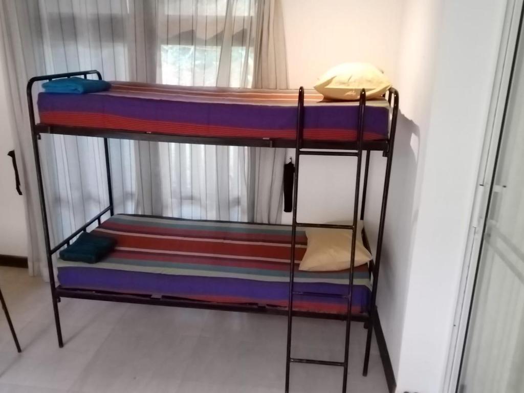 Palanda nebo palandy na pokoji v ubytování The Bliss Hostel Kandy