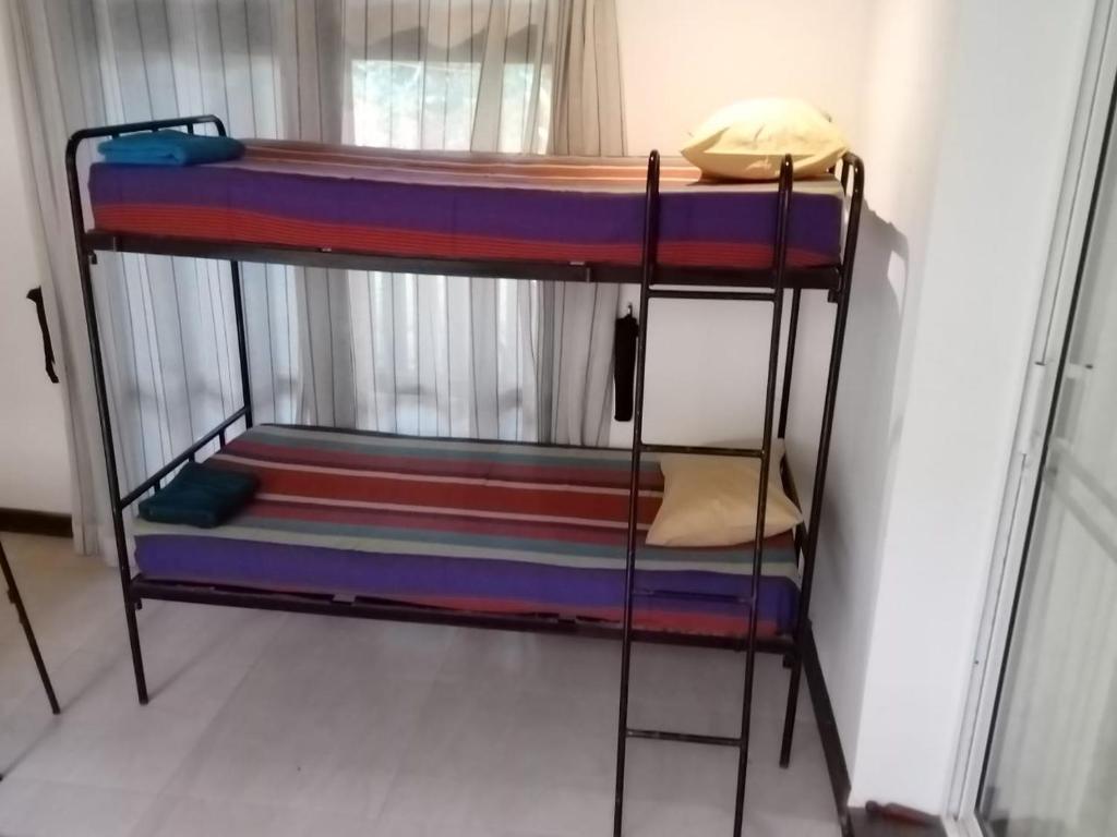 Palanda nebo palandy na pokoji v ubytování The Bliss Hostel Kandy