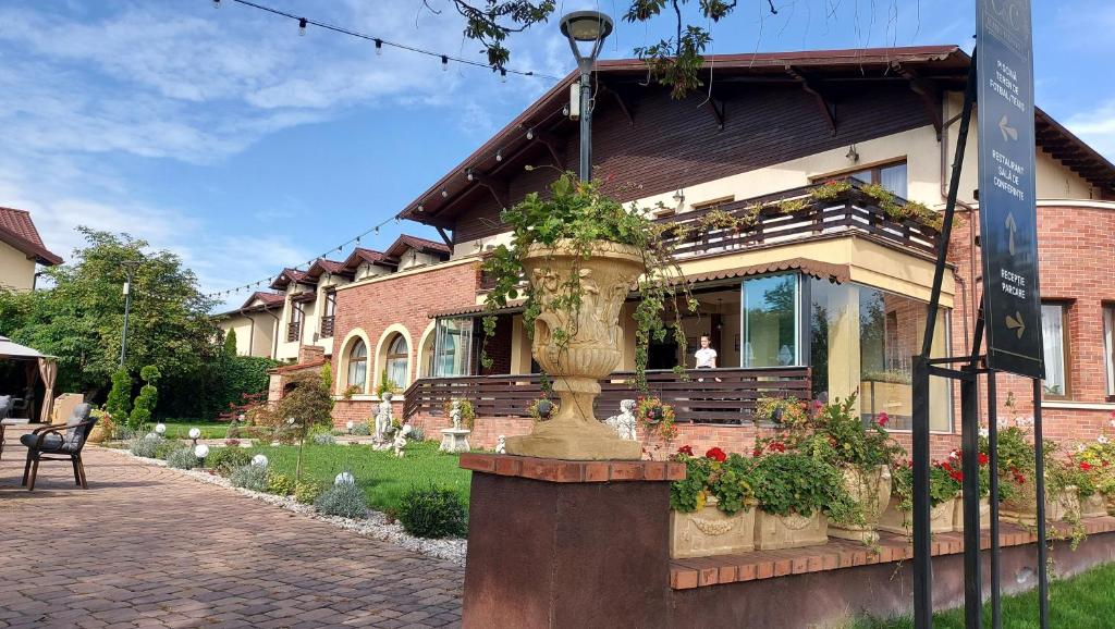 C&C Karo Resort في باكاو: مبنى امامه محطه