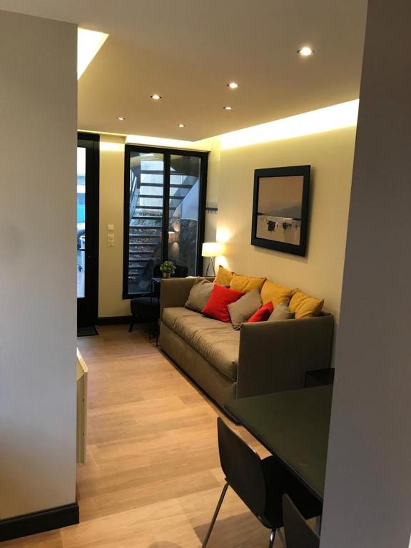 - un salon avec un canapé et des oreillers dans l'établissement Le Rocher du Sillon & Le Petit Sillon, à Saint-Malo