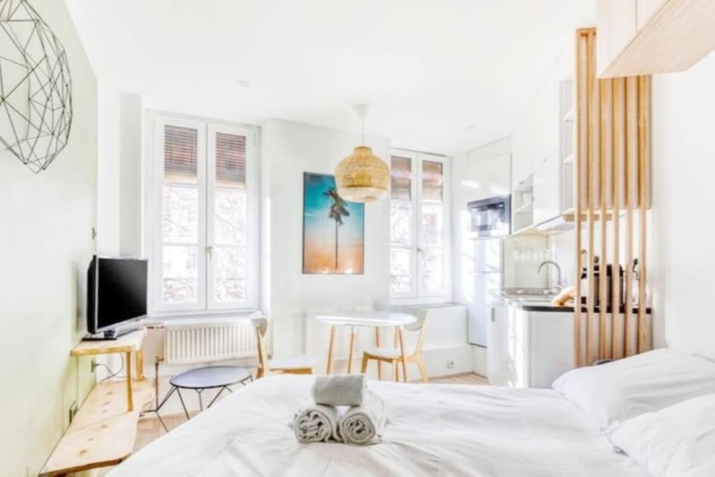 une chambre blanche avec un lit et une cuisine dans l'établissement LET'S - Le Next Door - Part Dieu - Wifi, à Lyon
