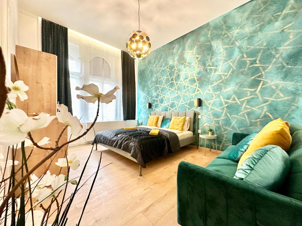 sala de estar con cama y sofá en Luxory Design Apartment#Bakáts#FreeParking#8ppl, en Budapest