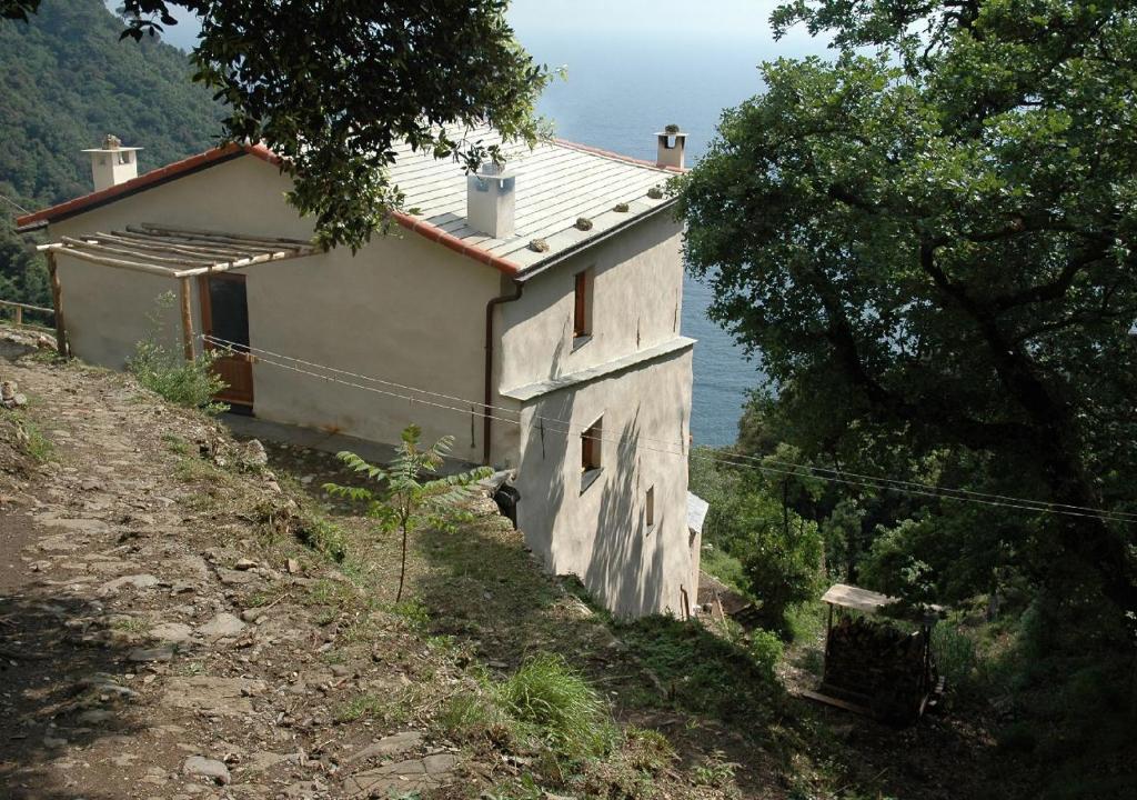 a small house on the side of a hill at Agririfugio Molini in Camogli