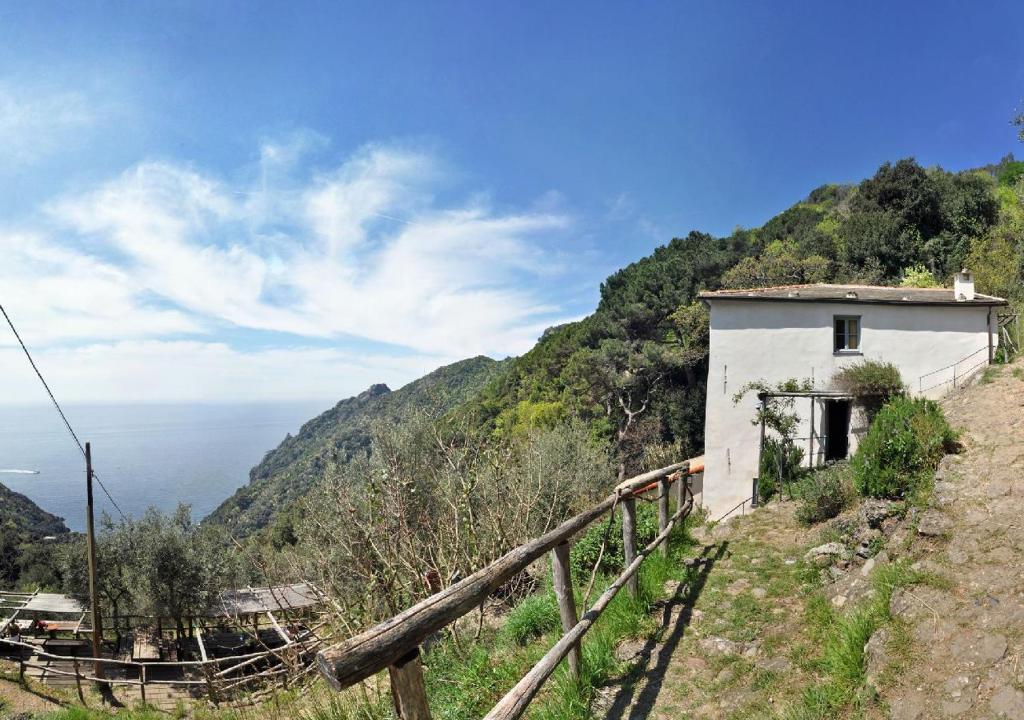 a building on the side of a hill at Agririfugio Molini in Camogli