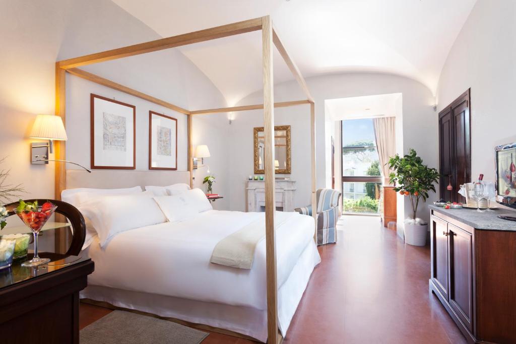 Postel nebo postele na pokoji v ubytování Grand Hotel Cocumella