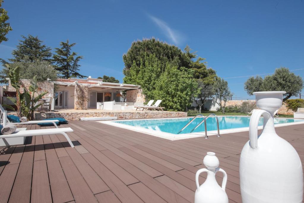 uma villa com uma piscina e uma casa em Trulli Dimore - Villa Fico Jo em Polignano a Mare