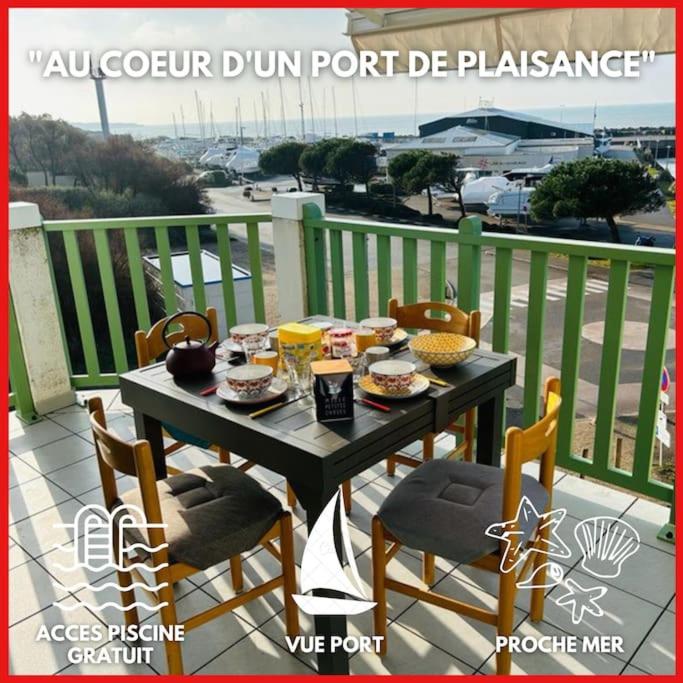 - une table avec des chaises et de la nourriture sur le balcon dans l'établissement 