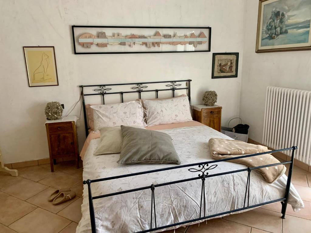 1 dormitorio con 1 cama con marco de metal en Ginko, en Castrocaro Terme