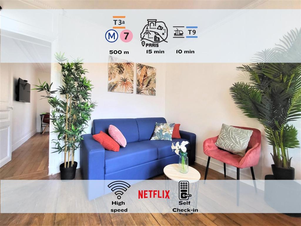 萊克朗蘭比塞特爾的住宿－L'Oasis - Charmant appartement Métro Porte d'Italie，客厅里摆放着蓝色的沙发,上面种有植物