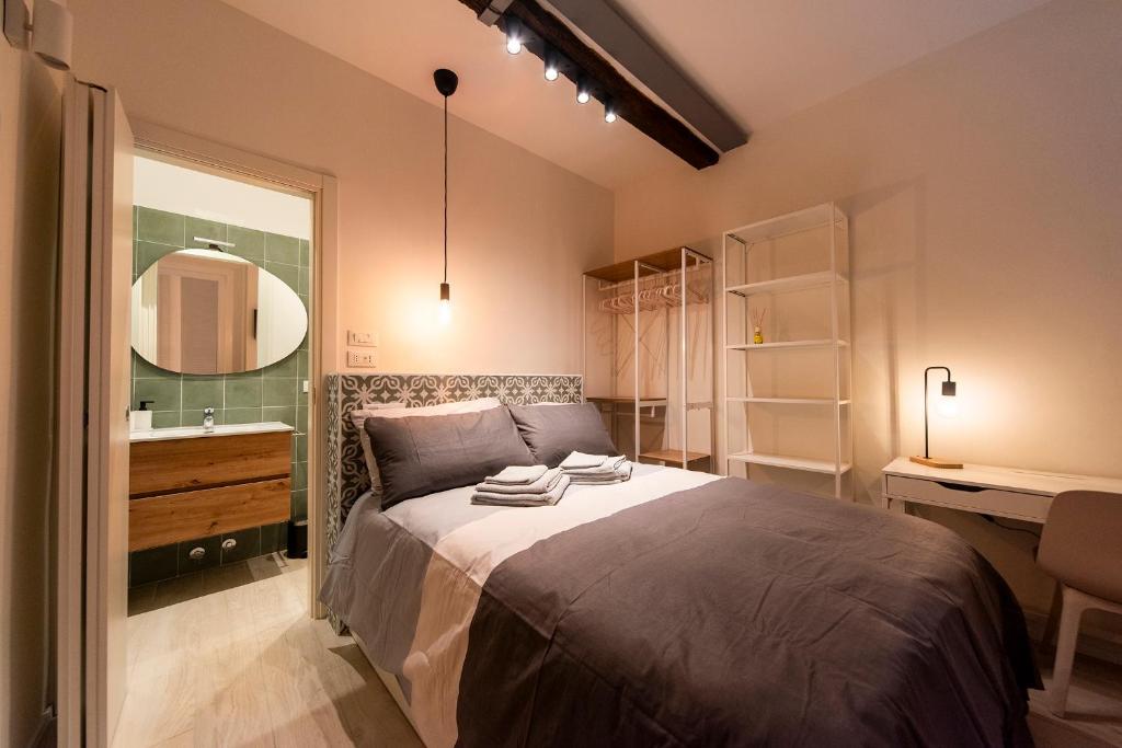 Postel nebo postele na pokoji v ubytování Reggio Center Lovely Rooms