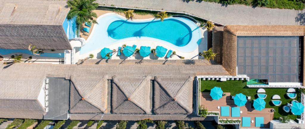 an overhead view of a swimming pool at a resort at IZE Canggu by LifestyleRetreats in Canggu